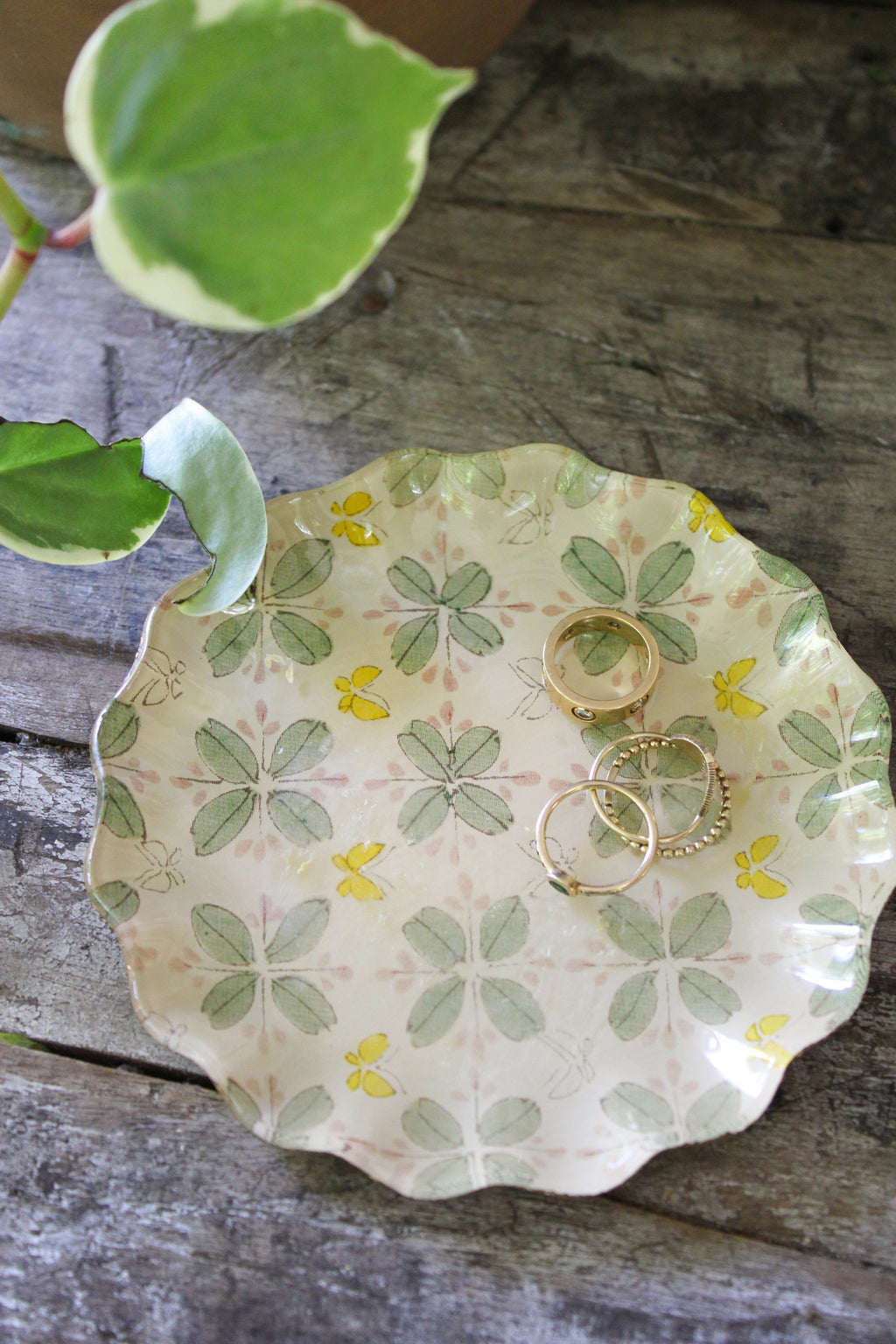 Butterfly Garden Scalloped Round Decoupage Plate 5"